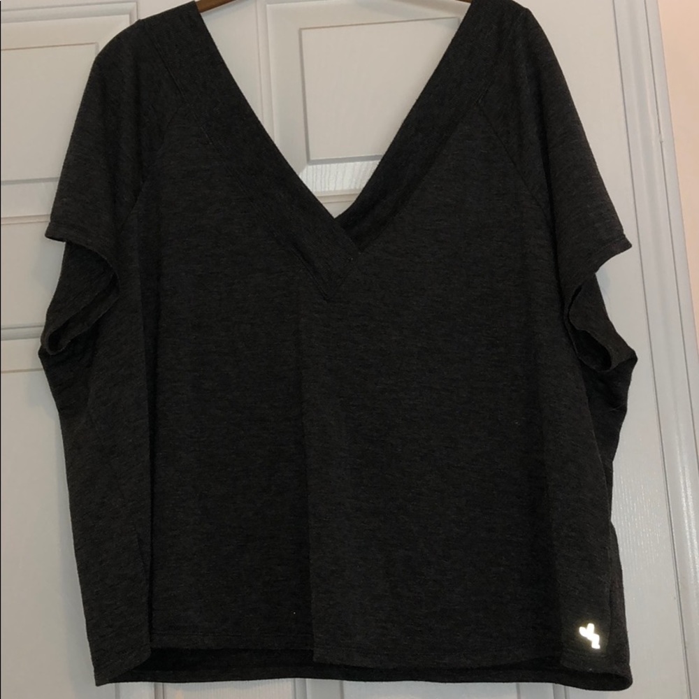 On/off the shoulder crop workout shirt